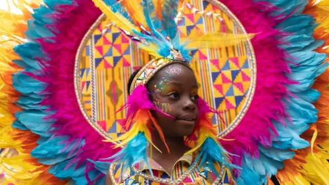 Девочка в ярком костюме