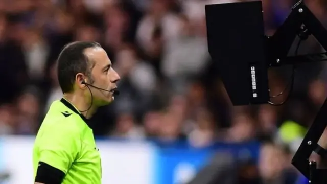 Wani alkalin wasa yana duba na'urar VAR