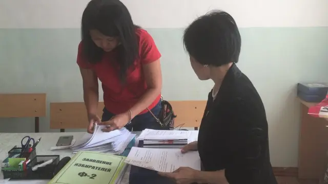 Биз журналисттер тобу БШК мүчөсү Атыр Абдракматова менен Бишкектеги жети шайлоо участогунда болуп бир катар күмөн туудурган жагдайларга күбө болдук