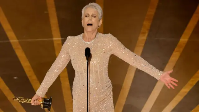La actriz Jamie Lee Curtis se emocionó al recibir el primer Oscar de su carrera como mejor actriz de reparto por "Todo en todas partes al mismo tiempo".