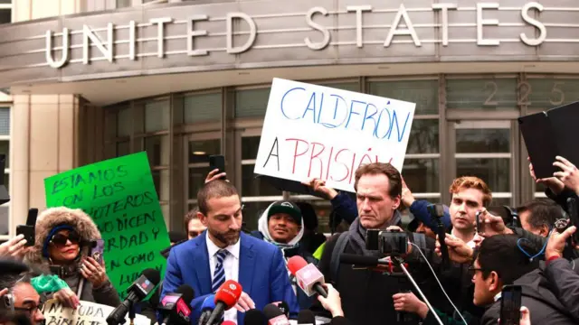 El abogado de García Luna, César de Castro, da una conferencia de prensa