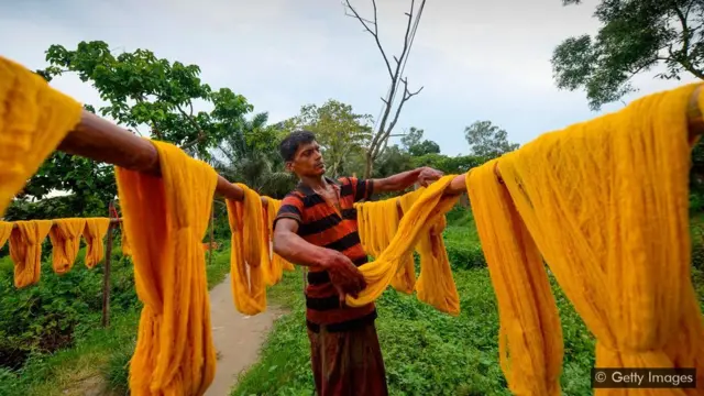 실을 재활용하려면 옷에 첨가된 염료도 사전에 제거해야 한다
