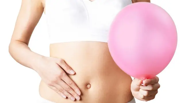 Mujer con dolor de barriga.