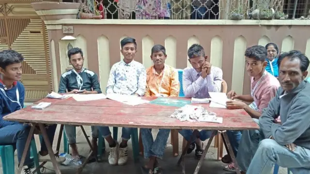 অনেক কেন্দ্রের সামনে সরকার সমর্থিত প্রার্থীর সমর্থকদের আড্ডা দিতে দেখা যায়