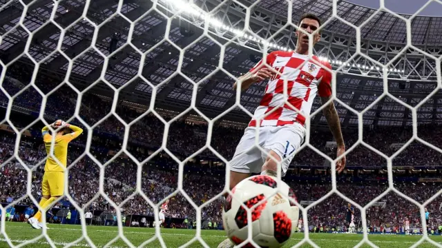 Kipa wa Ufaransa Hugo Lloris akijutia bao la Mario Mandzukic