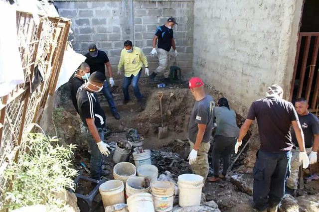 Especialistas forenses en las labores de excavación e identificación de restos en la Penitenciaría General de Venezuela.