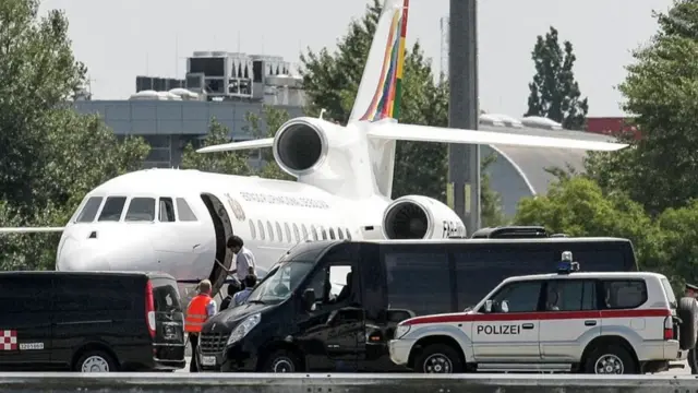 অস্ট্রিয়ার বিমানবন্দরে বলিভিয়ার প্রেসিডেন্ট এভো মোরালেসকে বহনকারী বিমান, ২০১৩ সাল। বলিভিয়া অভিযোগ করে এডওয়ার্ড স্নোডেনকে আটক করতে আমেরিকার নির্দেশে মস্কো থেকে ফেরার পথে বিমানটিকে অস্ট্রিয়ায় নামতে বাধ্য করা হয়েছিল হয়েছিল