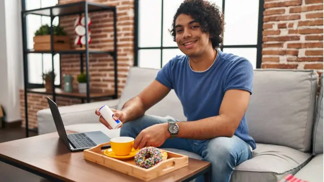 Homme qui utilise du sucre