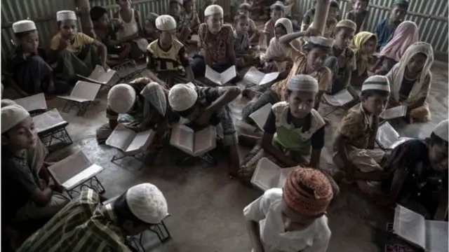 কয়েকটি প্রাথমিক স্কুলের বাইরে বেশ কয়েকটি মাদ্রাস রয়েছে, যেখানে ধর্মীয় শিক্ষায় গুরুত্ব দেয়া হয়