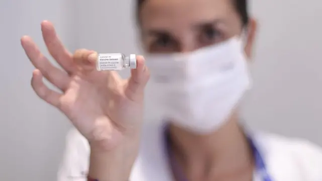 медсестра с вакциной