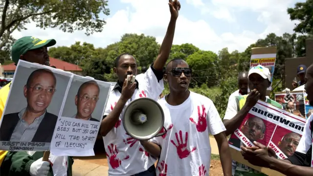 Abagize umuhari RNC mu myiyerekano yo kwiyamiriza iyicwa rya Patrick Karegeya, imbere y'ibiro biserukiye u Rwanda muri Afrika y'epfo i Pretoria, itariki 09/01/2014