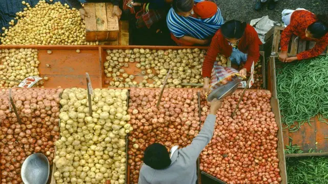 Чоң супермаркеттерге караганда жергиликтүү базардан (tianguis) соода кылган арзан болот.