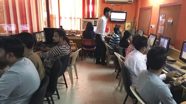 કામ કરતા લોકોનો ફોટો