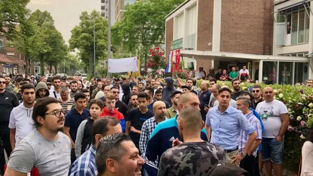 camii önünde toplanan kalabalık