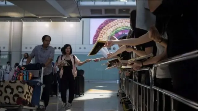 Протестующие в аэропорту