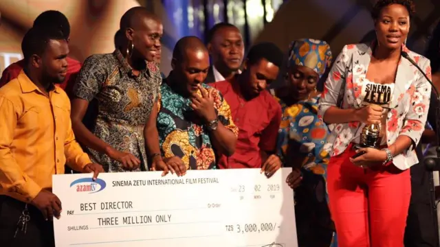 Baadhi ya wasanii wa filamu nchini Tanzania wakipokea zawadi yao