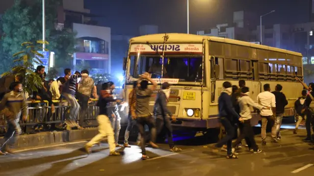 আহমেদাবাদে বাসে ভাঙচুর