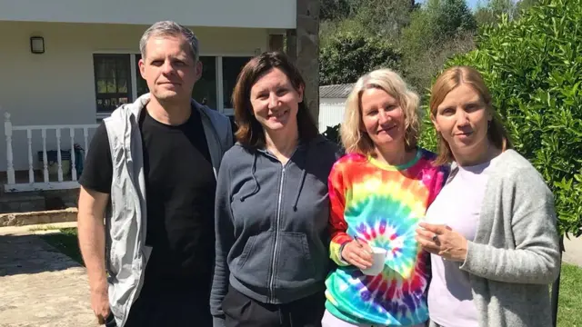 Moroz con un grupo de amigos que hizo en España.