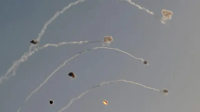 اعتراض صواريخ أطلقت من جنوب لبنان من قبل منظومة القبة الحديدية الإسرائيلية للدفاع الجوي فوق منطقة الجليل الأعلى في شمال إسرائيل، في 8 يوليو 2024،