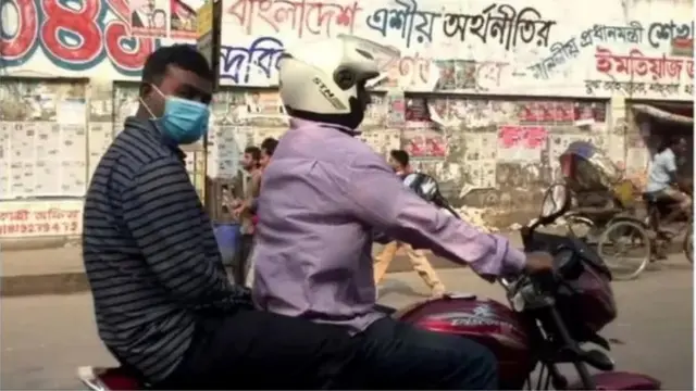 অনেকে মোটরসাইকেলে চড়লেও হেলমেট না পড়া বা আইন না মানার অভিযোগ রয়েছে, যা হতাহতের ঝুঁকি বাড়াচ্ছে