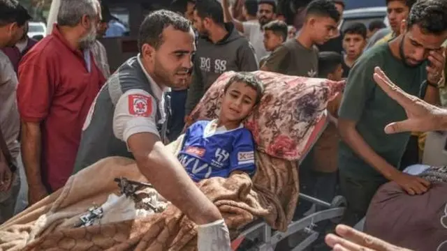 Ғазолик ярадор бола судраладиган кароват устида