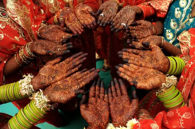 వధువుల మెహిందీ చేతులు