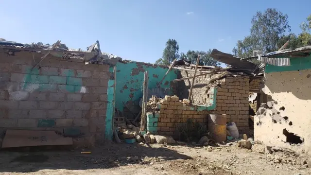 Umwe mu bavuganye na BBC yerekanye isanamu y'inzu yasambuwe na bombe mu karere ka Ayder Edaga Begie, mbere kinahitana n'umuryango wayibamwo