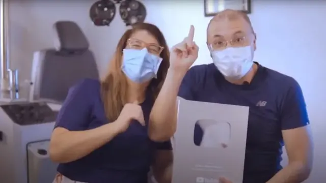 Carla e Albert Dickson mostram placaonabet cnpjinscritosonabet cnpjcanal do YouTube