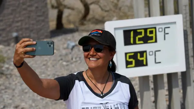 પ્રવાસી થર્મોમિટર ડિસ્પ્લે સાથે સેલ્ફી અને તસવીરો લઈ રહ્યા છે. અહીં ડેથ વેલી નેશનલ પાર્ક, ફર્નેસ ક્રિકમાં 54 ડિગ્રી સેલ્સિયસ તાપમાન છે. કરોડો અમેરિકનોને હીટવેવ મામલે ઍલર્ટ કરાયા છે.