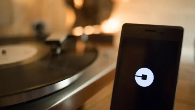 Celular con el logo de Uber.