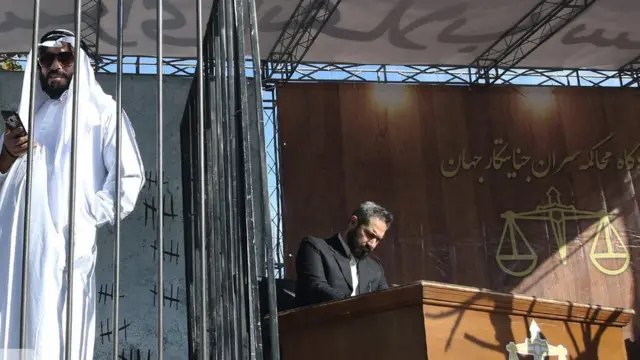 در حاشیه مراسم راهپیمایی نمایش خیابانی هم اجرا شده است