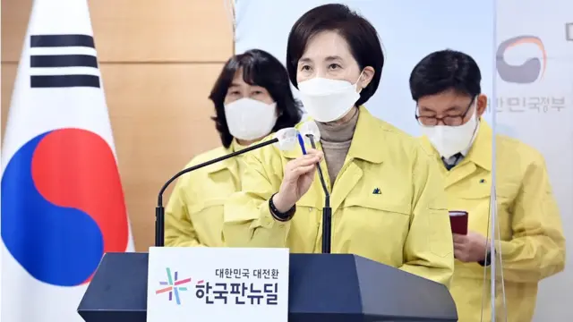 유은혜 부총리 겸 교육부장관이 7일 정부서울청사에서 오미크론 대응 새 학기 등교 및 방역 방안을 발표하고 있다