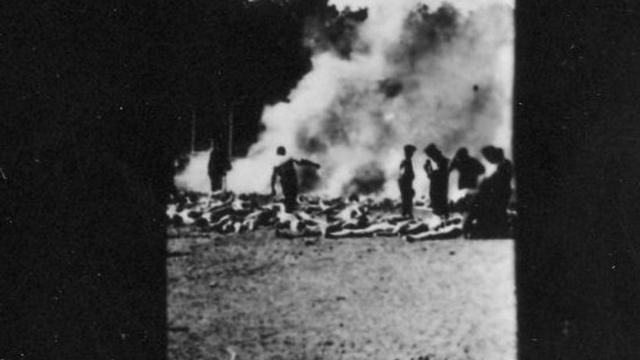 犹太大屠杀受害者的尸体在露天焚尸坑火化