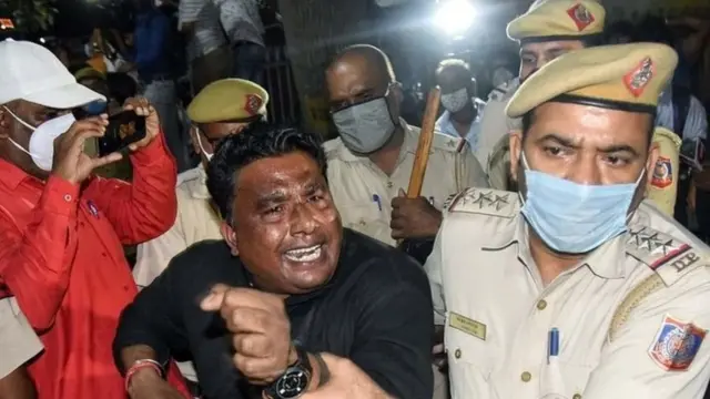 உறவினர்கள் மட்டுமல்லாது செயல்பாட்டாளர்களும் மருத்துவமனை முன்பு போராட்டத்தில் ஈடுபட்டனர்.