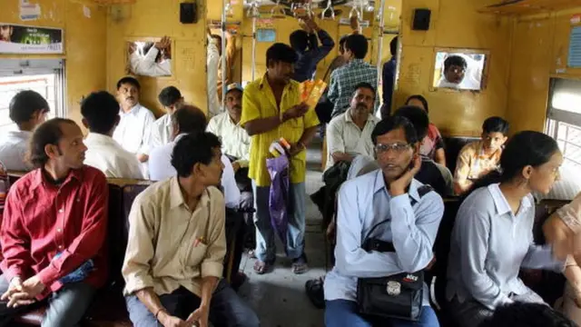 લોકલ ટ્રેનમાં મુસાફરો