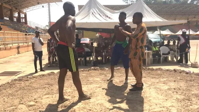 Awọn eeyan meji to n mu ẹkẹ