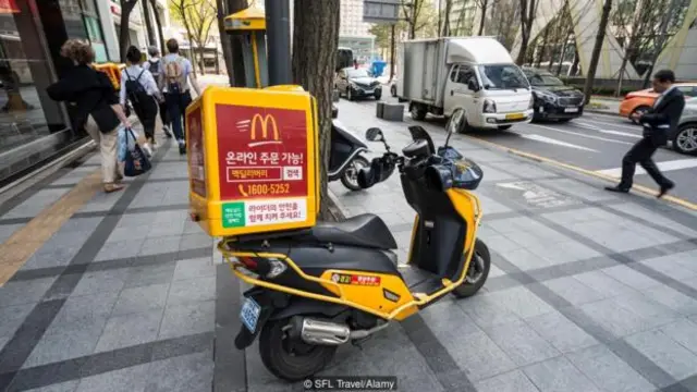 为了与其他的送餐服务竞争，2007年，麦当劳在韩国组建了自己的送餐摩托车队