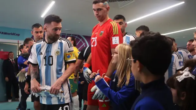 3 ديسمبر: استعداد الأطفال للسير إلى أرض الملعب مع اللاعبين الدردشة كانت مع ميسي قبل مباراة الأرجنتين في دور الـ16 في مواجهة أستراليا في ملعب أحمد بن علي (الصورة من ماجا هتيج)