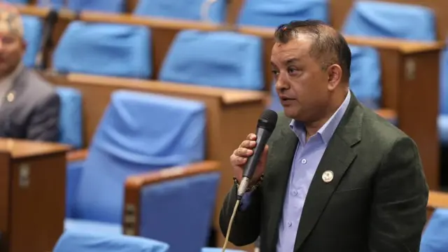 संसद्‌मा बोल्दै नेपाली कांग्रेसका गगनकुमार थापा