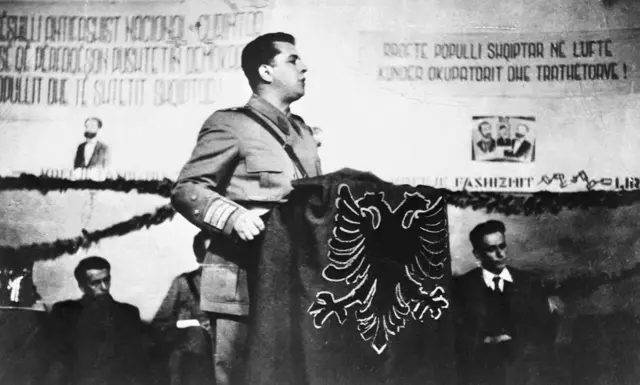 El líder comunista albanés Enver Hoxha dando un discurso en 1946.