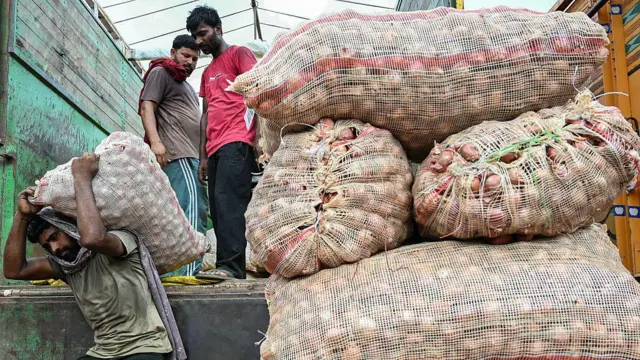 प्याज़ अनलोड करते मज़दूर