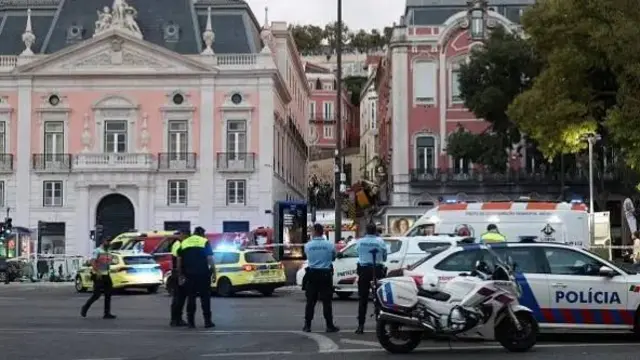 Поліція, медики та рятувальники на місці трагедії. На задньому плані видно вузьку вуличку, якою їздив фунікулер