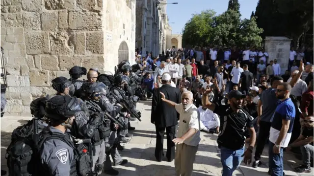 شرطة إسرائيلية وفلسطينيون في الأقصى