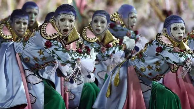 सांबोड्रोमो नाम से मशहूर इस कार्निवाल में दुनियाभर से सांबा सिखाने वाले स्कूल भागीदारी करते हैं.