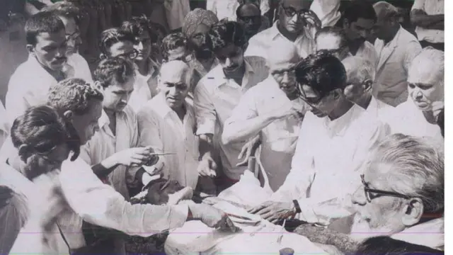 प्रबोधनकार ठाकरेंसोबत बाळ ठाकरे.