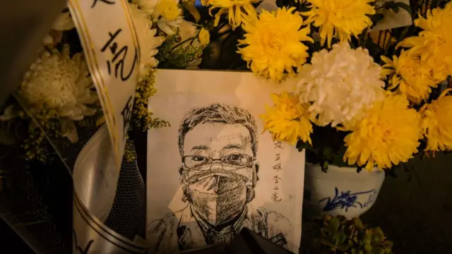 Altar en honor a Li Wenliang en Wuhan.