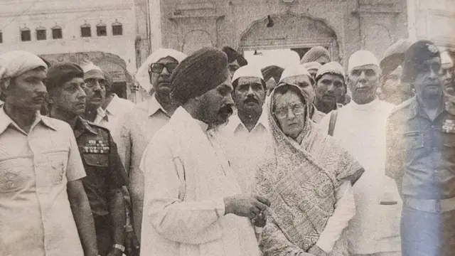 ઑપરેશન બ્લૂ સ્ટાર બાદ સ્વર્ણ મંદરિમાં ઇંદિરા ગાંધી