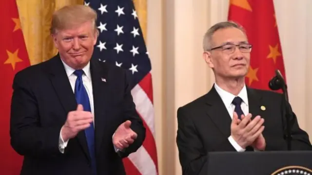 2020年1月15日,特朗普与刘鹤见证第一阶段协议签署。当时新冠肺炎还未成为两国的矛盾焦点。
