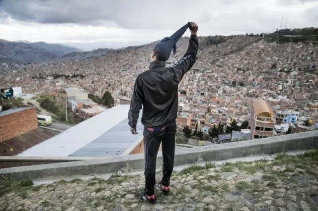 Lustrabotas sacándose el pasamontañas