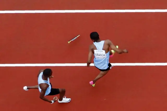 Labo ka mid ah orodyahannada dalka Botswana ee tartanka 400 mitir ayaa la kulmay xaalad aan fiicnayn London, ka dib markii uu dhulka kaga dhacay garuunkii astaanta orodada, waxayna sidaasi ku waayeen kaalintii ay ka gali lahaayeen tartanka.